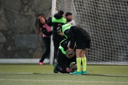 Delegat i jugadora de l’Ordino tapant un forat a Prada de Moles.