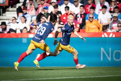 Minsu i Imanol celebren el gol de l’FC Andorra ahir a Los Cármenes davant el Granada.