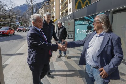 Joan Laporta saludant Marc Rodríguez durant la visita del president electe blaugrana.