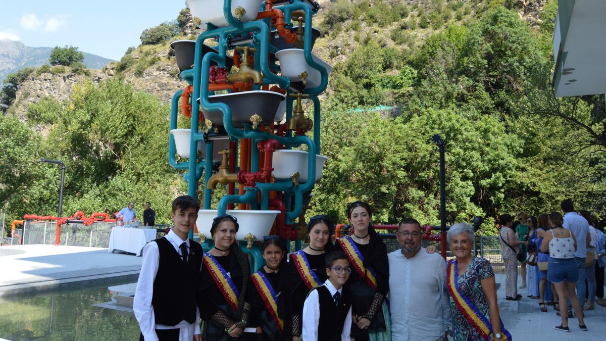 Les pubilles, l'hereu i la fadrina amb el president de la Unió Pro Turisme, Jaume Ambor, durant  la inauguració de la font del projecte Caldes.