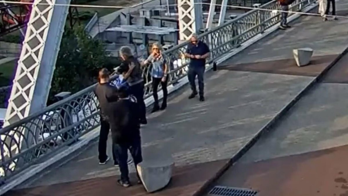 El cantant Bon Jovi salva una dona de saltar d'un pont