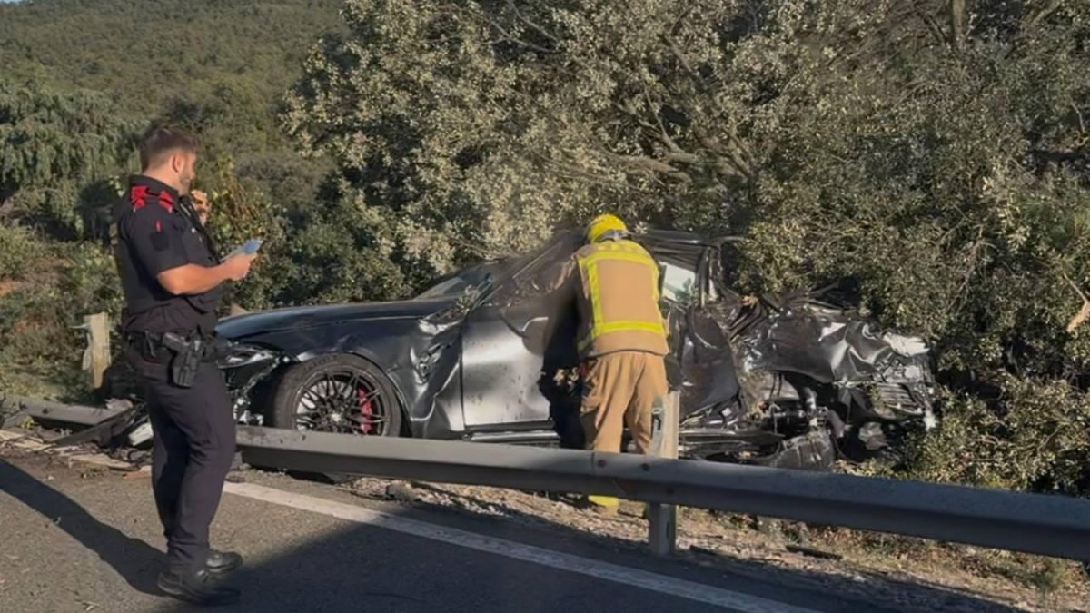 El servei de bombers de la generalitat i mossos d'esquadra en el lloc dels fets