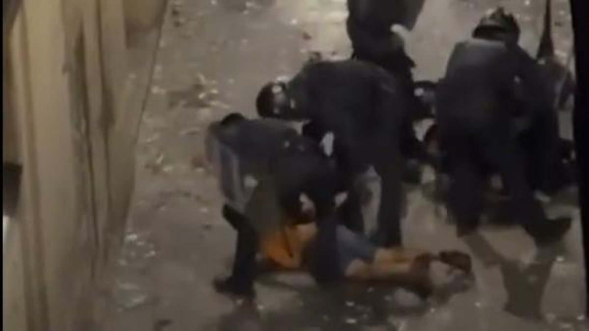 Veïns expulsen okupes del barri gòtic