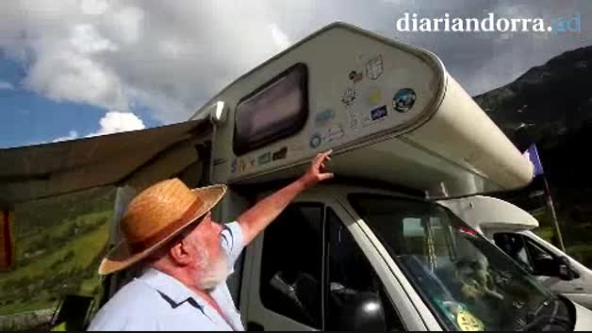 Les primeres caravanes amb seguidors de la volta ciclista ja s'han instal·lat als vorals de la carretera d'Arcalís.