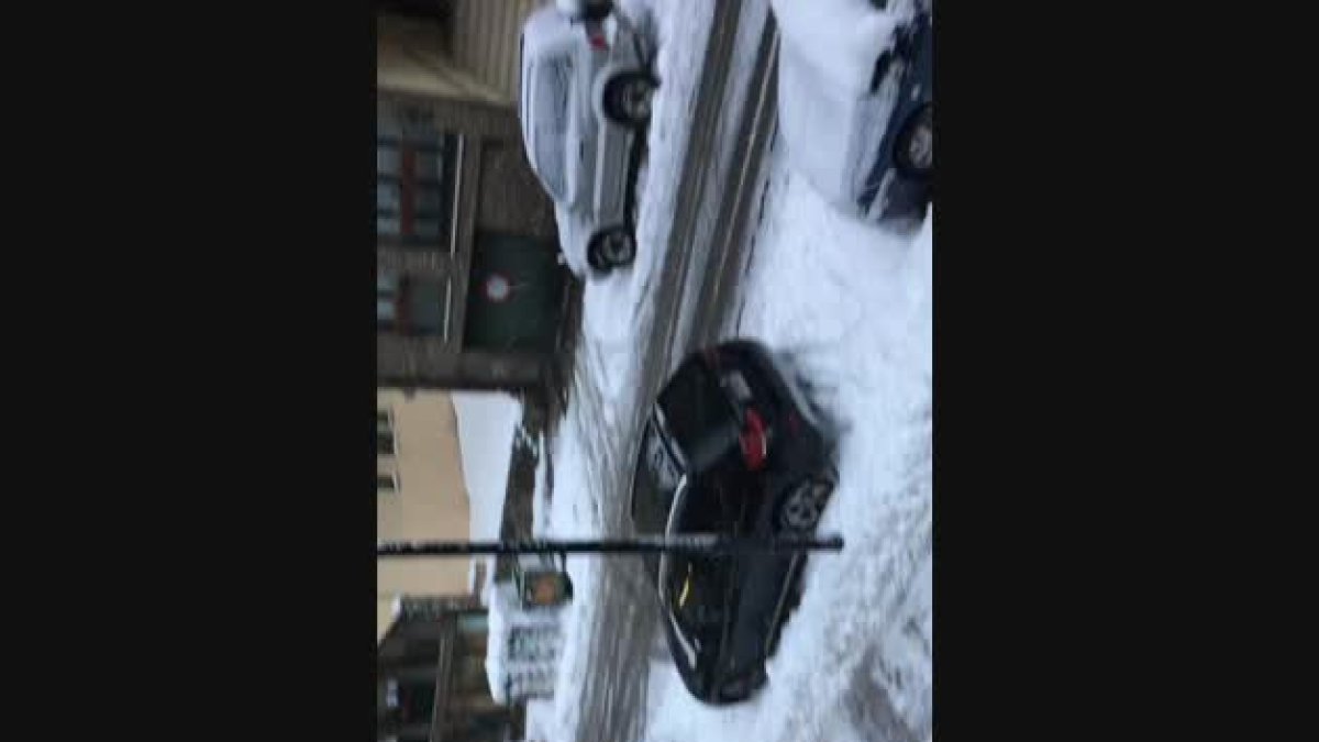 Un carrer nevat a primera hora del matí