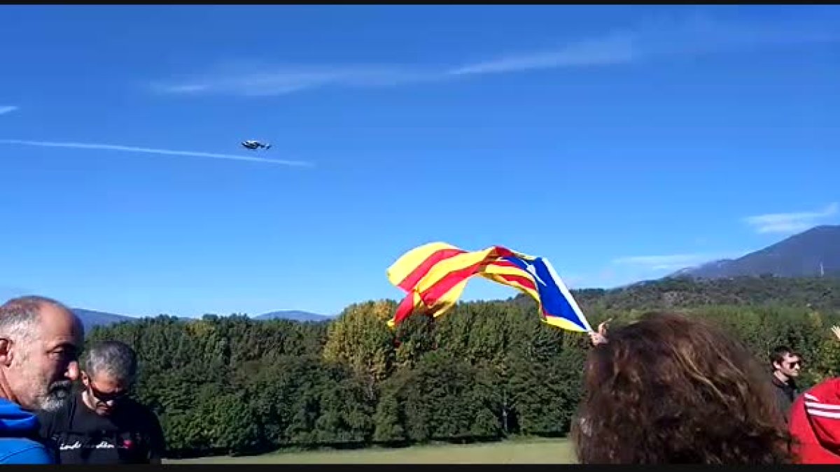 La guàrdia civil sobrevola els piquets