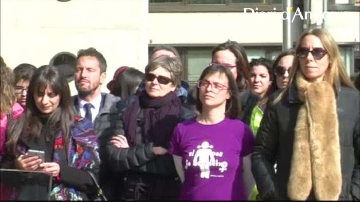 Un centenar de persones es concentren per reivindicar els drets de les dones