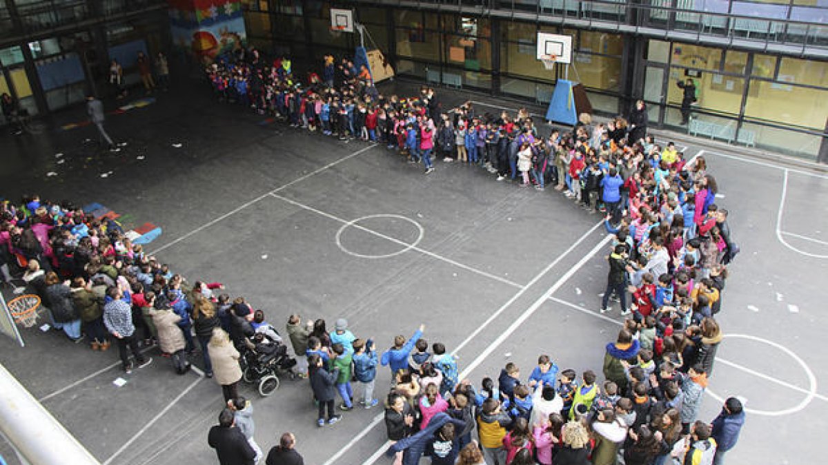 Més de 6.000 alumnes surten als patis dels centres per cantar l'himne nacional