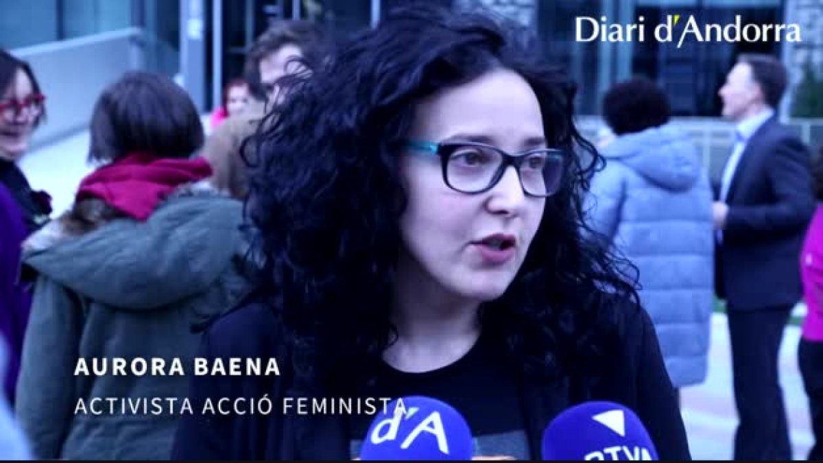 Cent persones participen a la concentració feminista