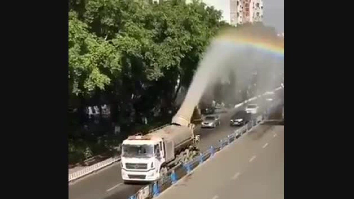 Un camió cisterna crea un arc de Sant Martí