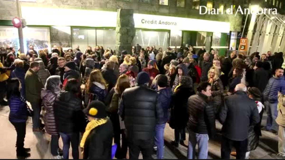 Banderes estelades, llaços grocs i complements de roba del mateix color van omplir la plaça de la capital durant l'acte.