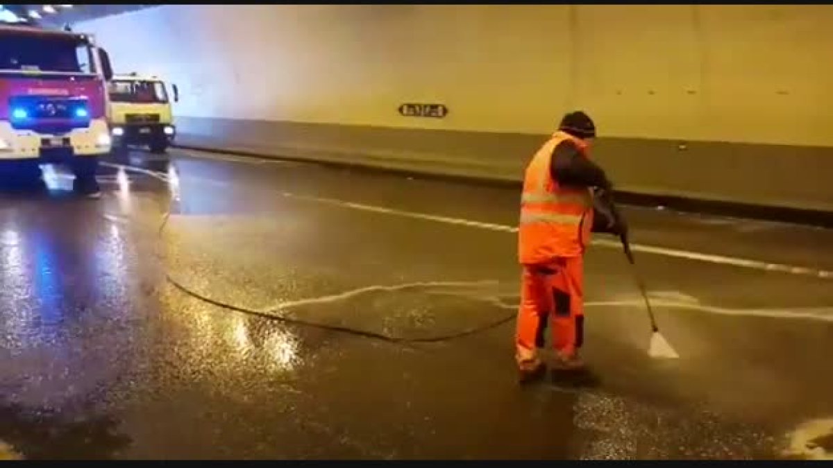 Tasques de neteja al túnel de la Tàpia