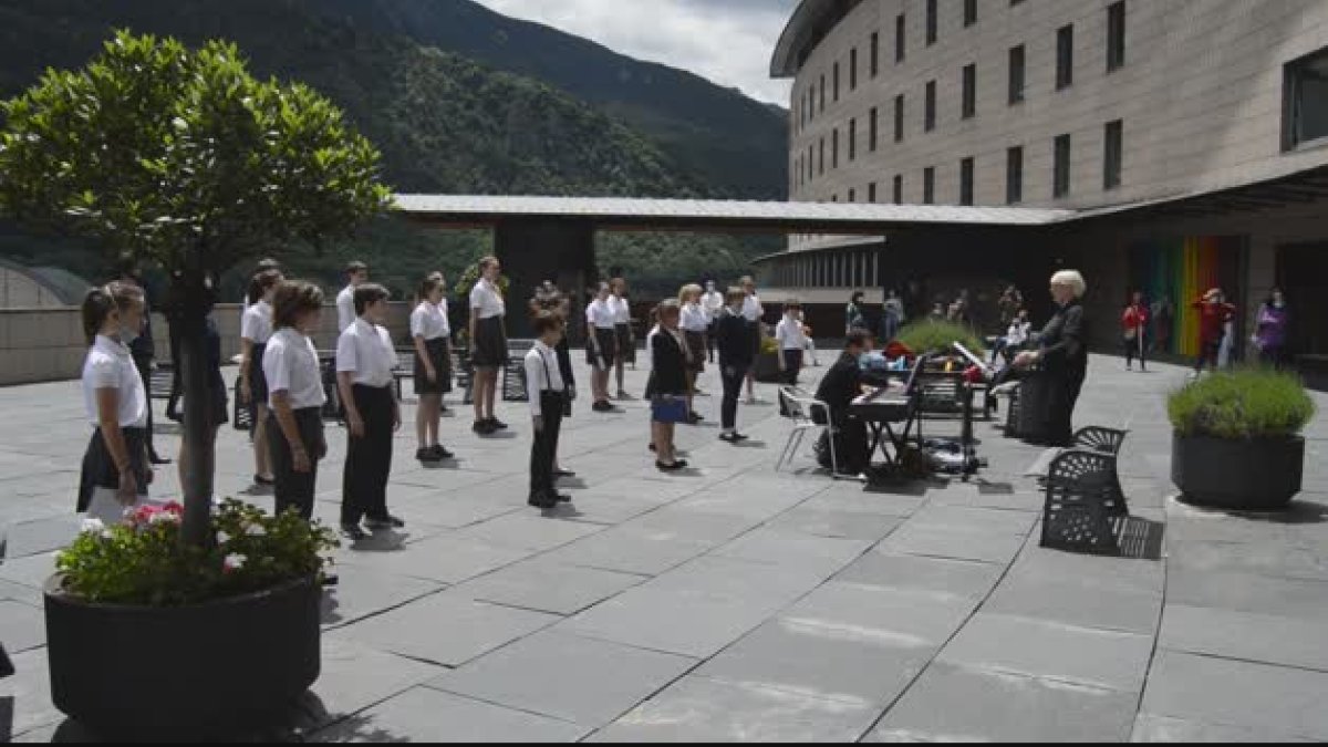 Actuació dels Petits Cantors a la plaça de l'hospital