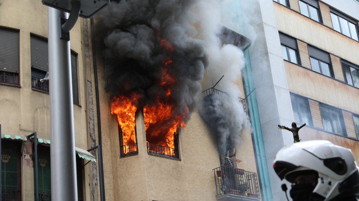 Les flames han afectat el pis segon segona del número 55 de l'avinguda