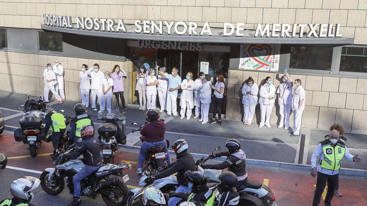 Els sanitaris es van aplegar a la porta de l'hospital