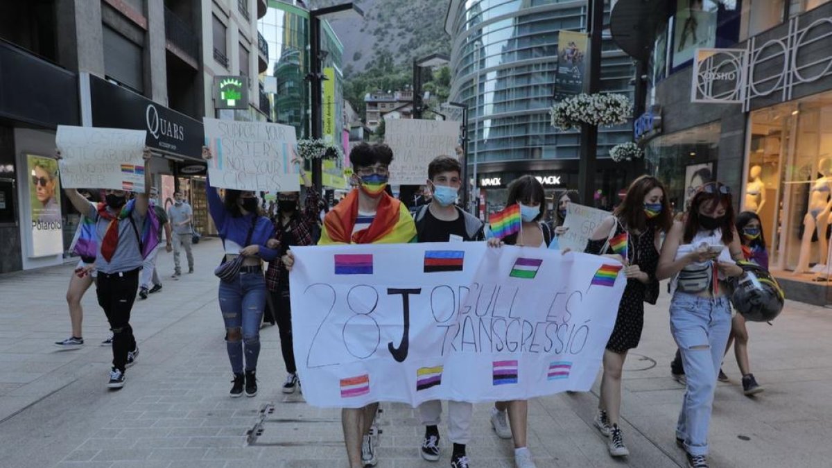 Una quarantena de joves es concreten pels drets LGTBIQ+