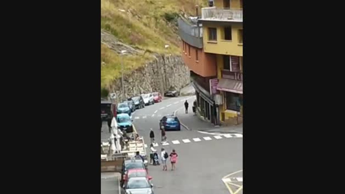 L'aigua acumulada s'ha barrejat amb la terra i les pedres i està creant danys materials