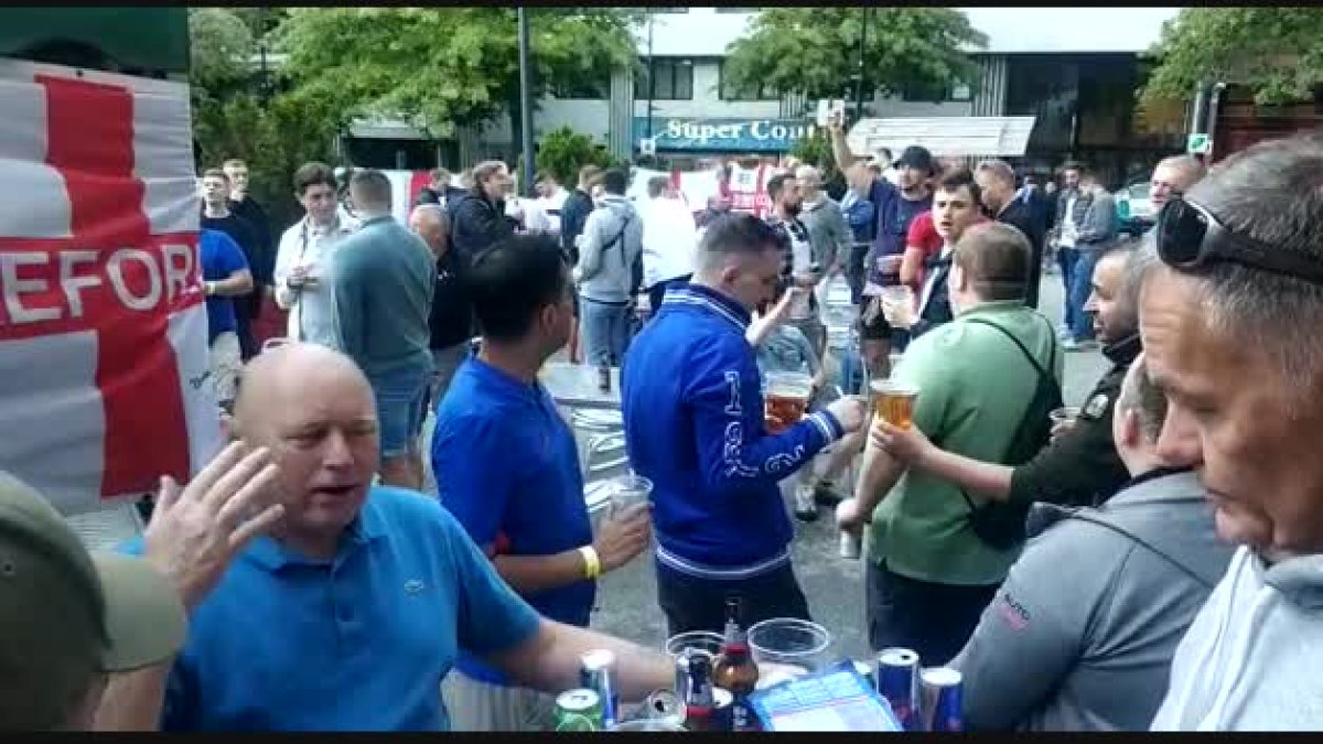 Un grup d'aficionats en un bar del Prat de la Creu