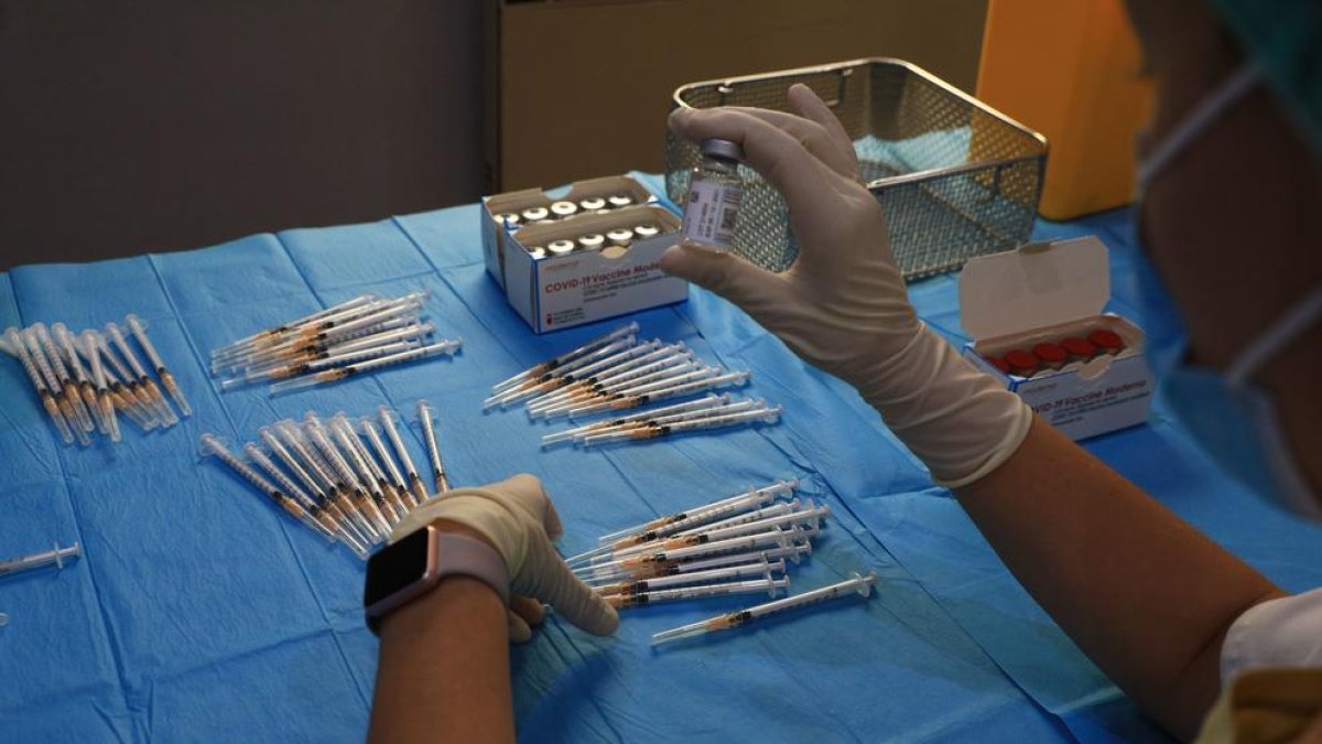 Injeccions de Moderna al centre de vacunació de la plaça de braus