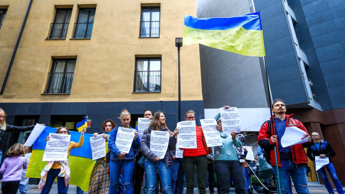 Alguns dels ucraïnesos que es van manifestar ahir davant el consolat honorari de Rússia a Andorra.