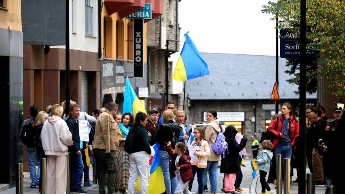 Protesta contra els bombardejos de Rússia a Ucraïna