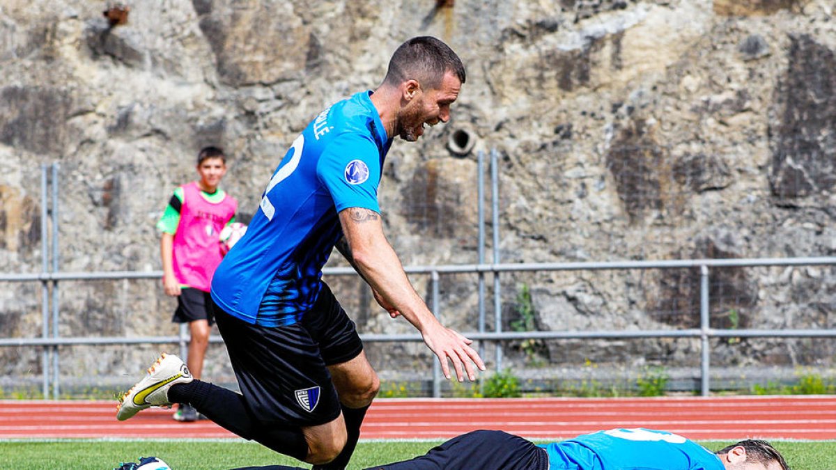 Un moment del partit a l'Estadi Joan Samarra, ahir.