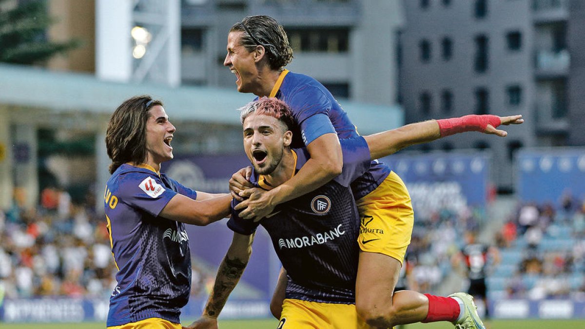 Álex Calvo i Bover feliciten el trigolejador de la tarda, Manu Nieto, ahir contra el Cartagena.