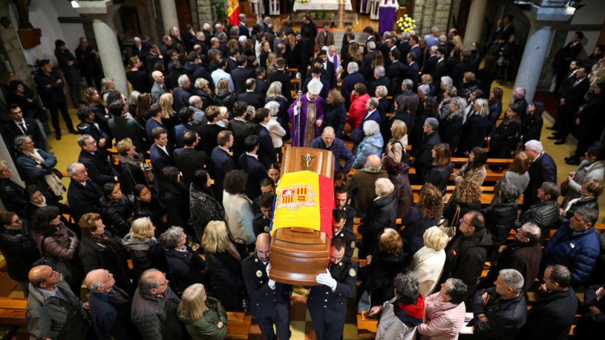 Policies de gala transportant el fèretre en finalitzar el funeral d'Estat