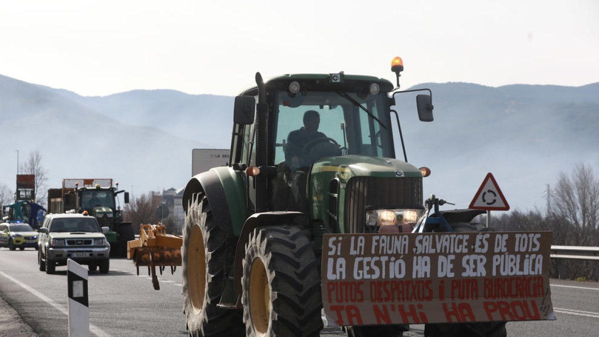 Tractor amb una pancarta de protesta a l'N-145