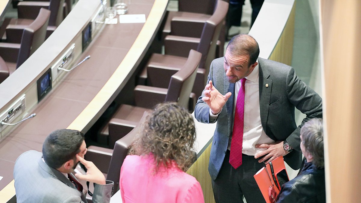 Jordi Torres amb els consellers socialdemòcrates.