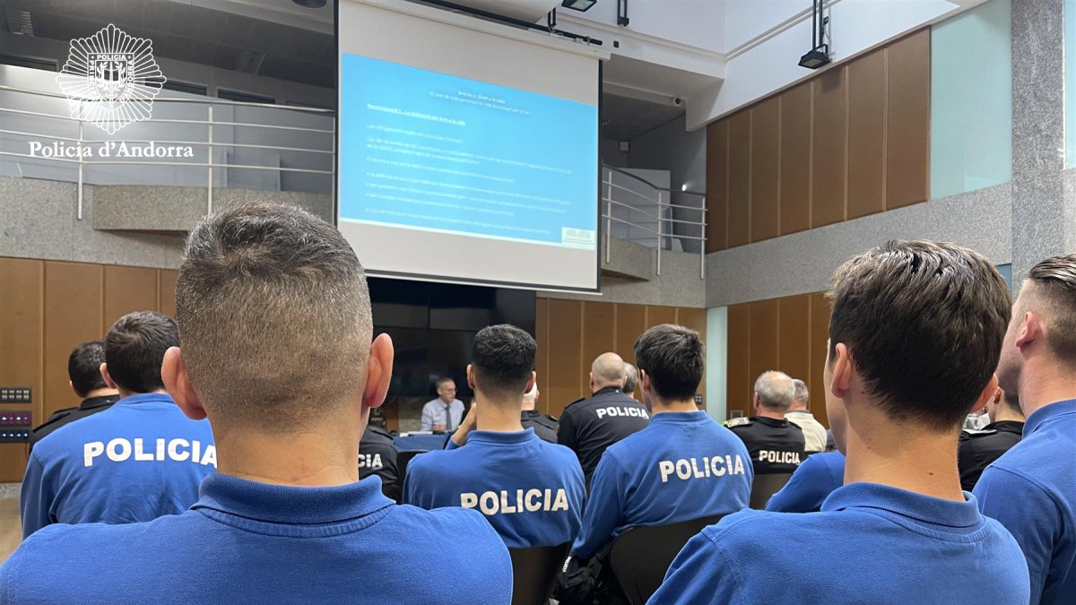 Conferència de Pastor als agents de policia.