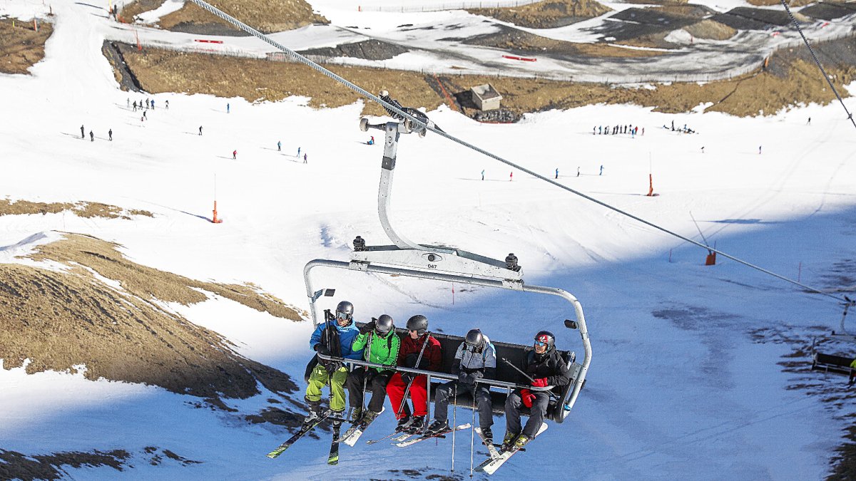 Esquiadors estrenant el nou telecabina del Pic Negre, al gener.