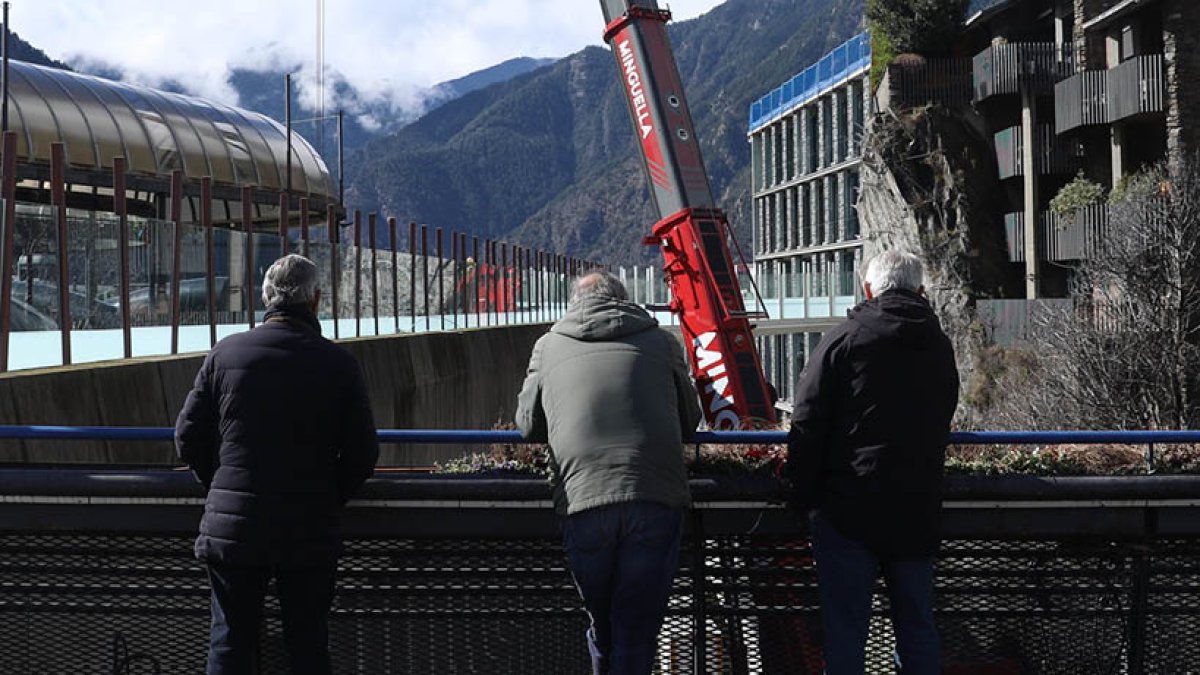 Tres avis passejant per Andorra la Vella.