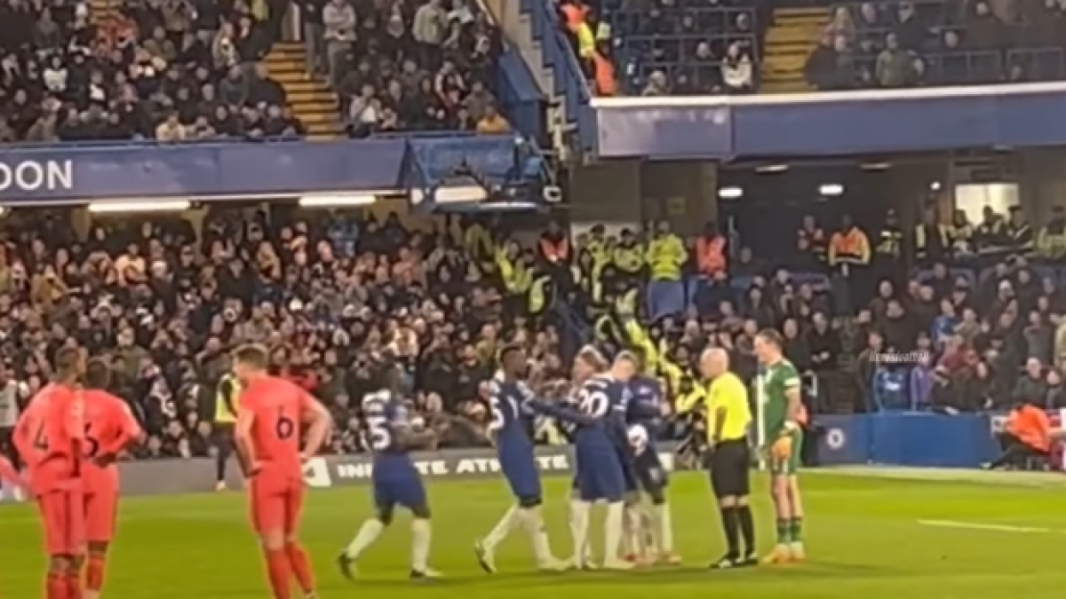 Els jugadors del Chelsea lluitant per la pilota del penal