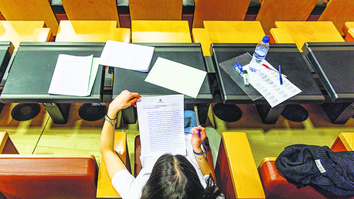 Una estudiant a les proves oficials de batxillerat (POB).