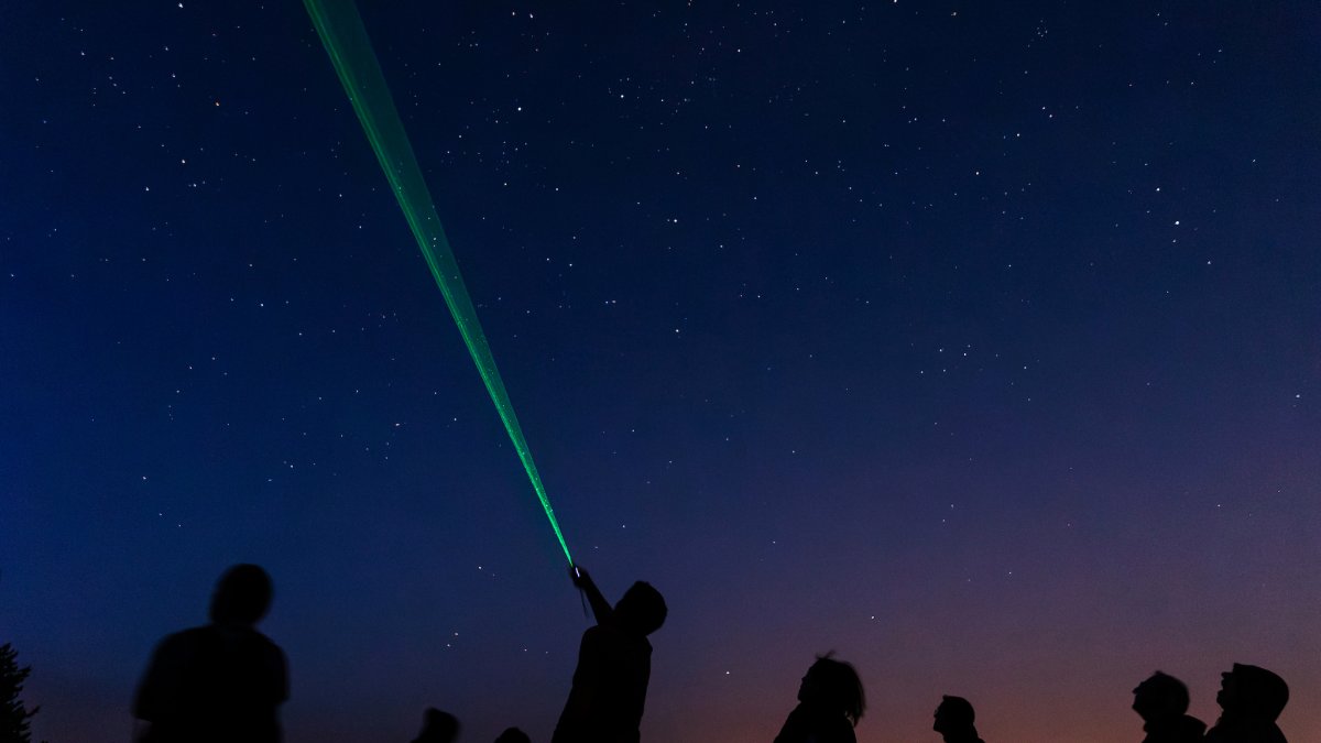 Un grup de persones observant els estels.