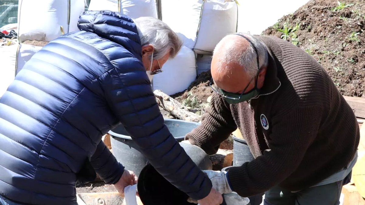 Veïns recollint compost.