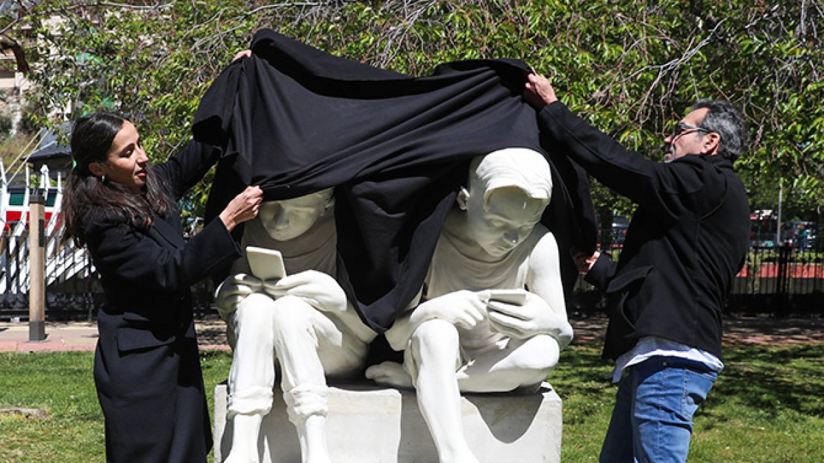 Olalla Losada i Àngel Calvente destapen l'escultura aquest migdia al Parc Central