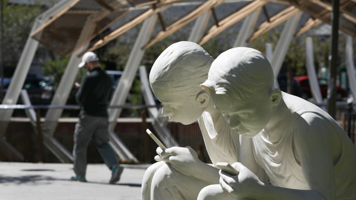 L’escultura d’Ángel Calvente, ahir al Parc Central.