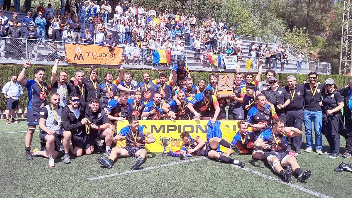 Els jugadors del VPC celebrant el títol de campions de la Divisió d’Honor Catalana.