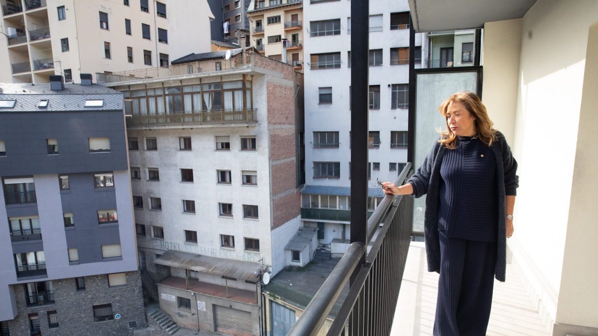La ministra Conxita Marsol en la visita als pisos de lloguer assequible de l'antic hotel Àrtic
