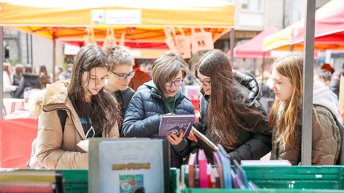 Adolescents a la Fira de Sant Jordi d'Escaldes