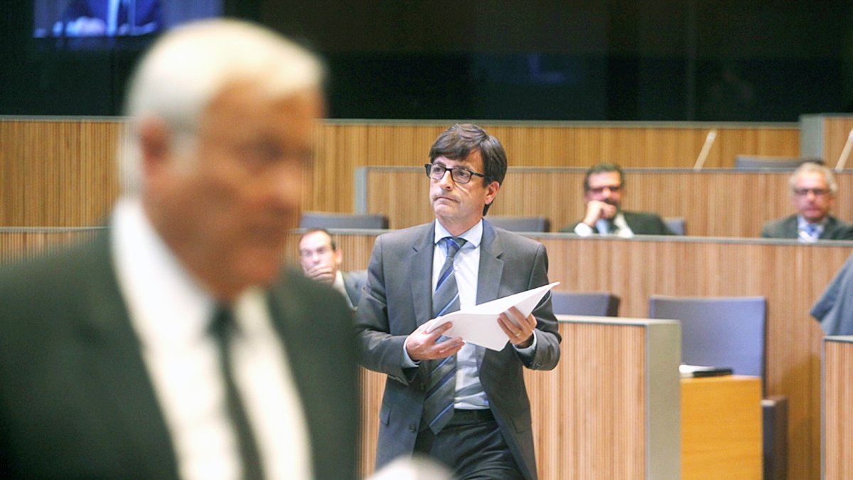 Jordi Cinca s'adreça a la tribuna del Consell per defensar el text, 24 abril 2014