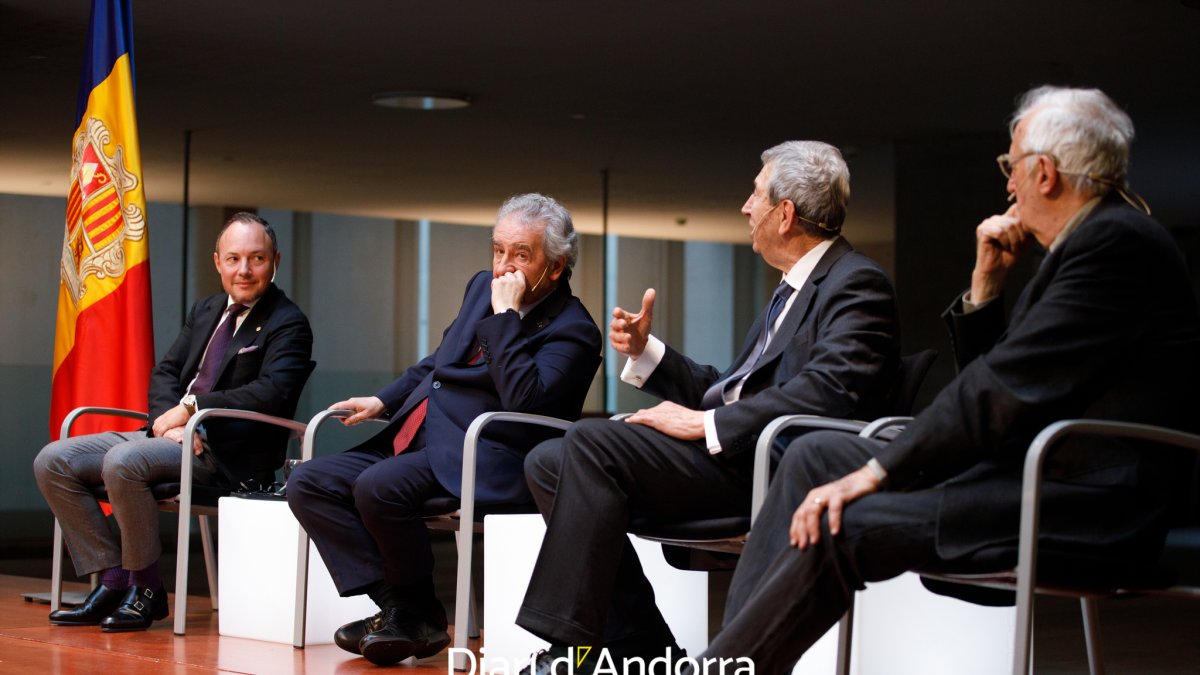 Els quatre caps de Govern –Espot, Bartumeu, Pintat i Forné– en la taula rodona per l’acord d’associació amb Europa organitzada pel Consell General davant de totes les autoritats polítiques del país
