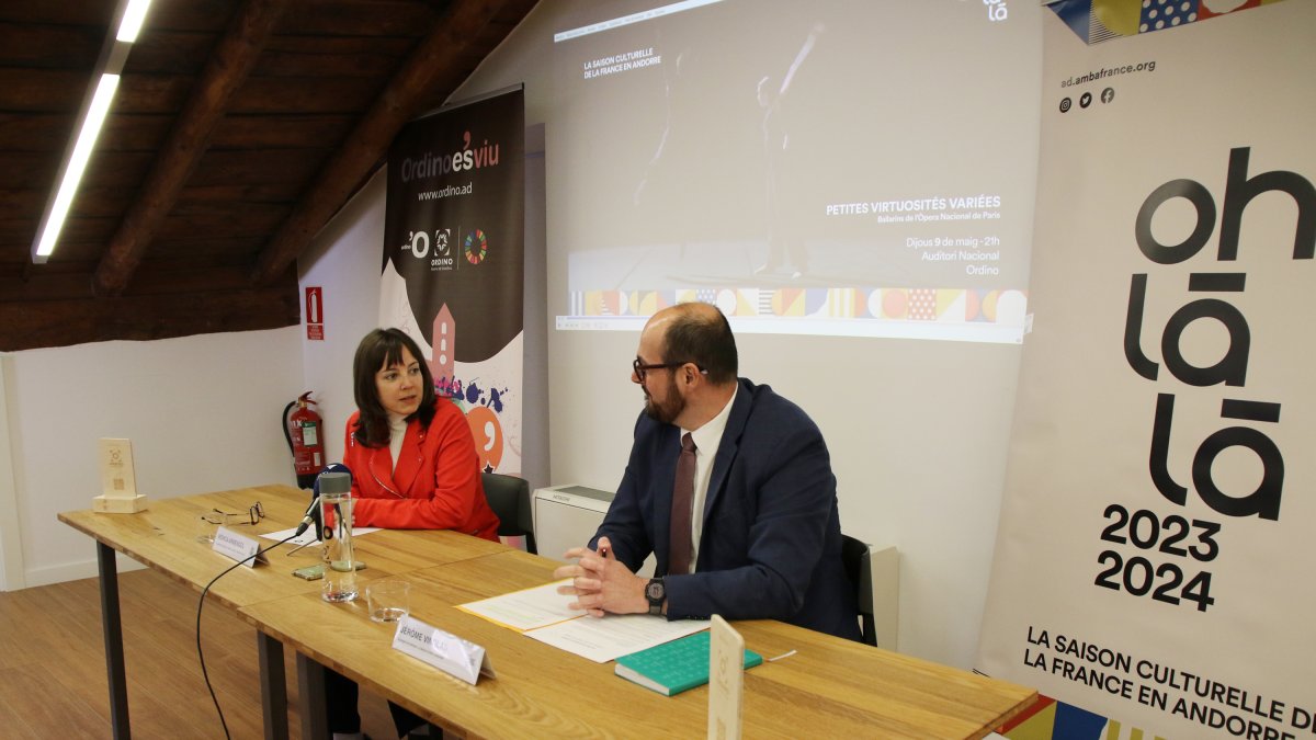 La consellera de Cultura d'Ordino, Mònica Armengol i l'agregat de premsa i encarregat d'Afers Culturals de l'ambaixada francesa, Jerome Vinolas en la presentació