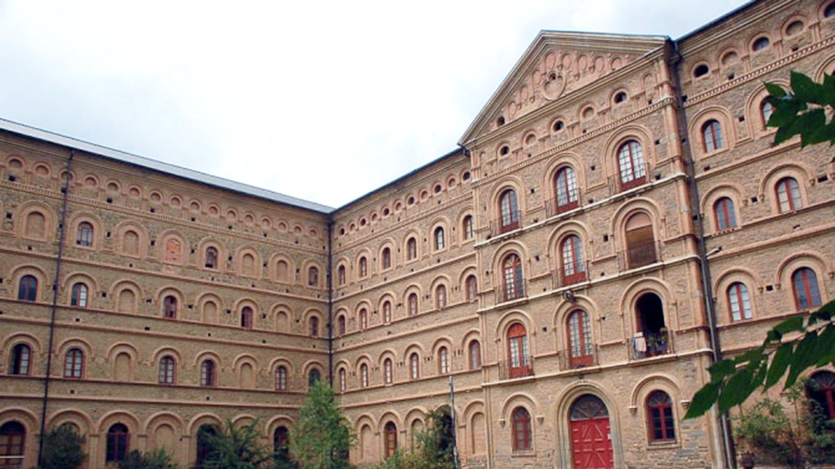 Pati i edifici del seminari de la Seu d’Urgell.
