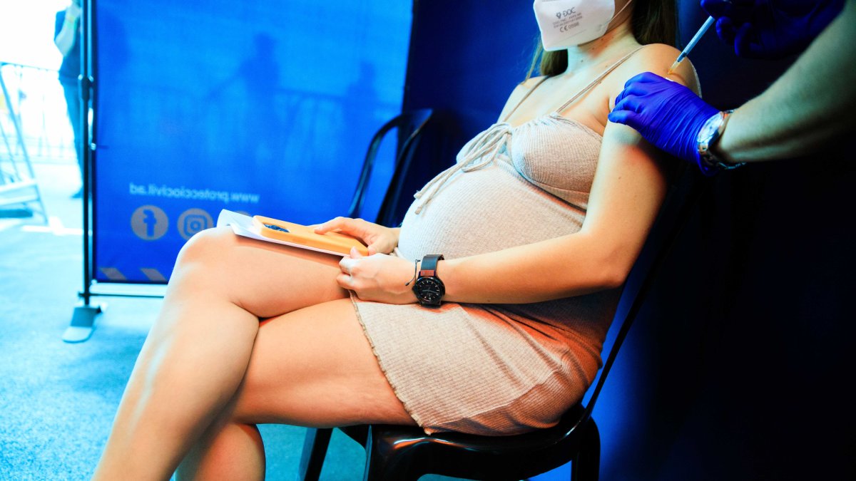 Una dona embarassada es vacuna 

Foto Fernando Galindo  Diari d'Andorra