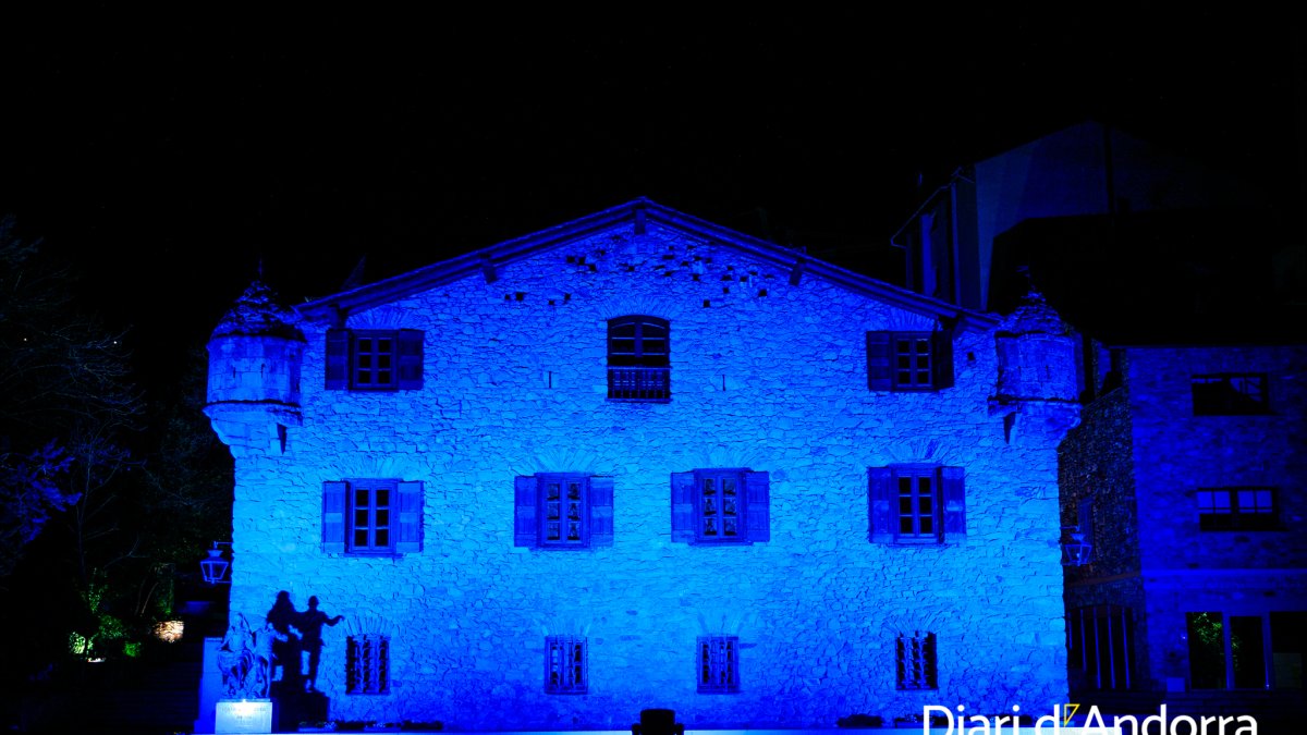 Casa de la Vall tenyida de blau