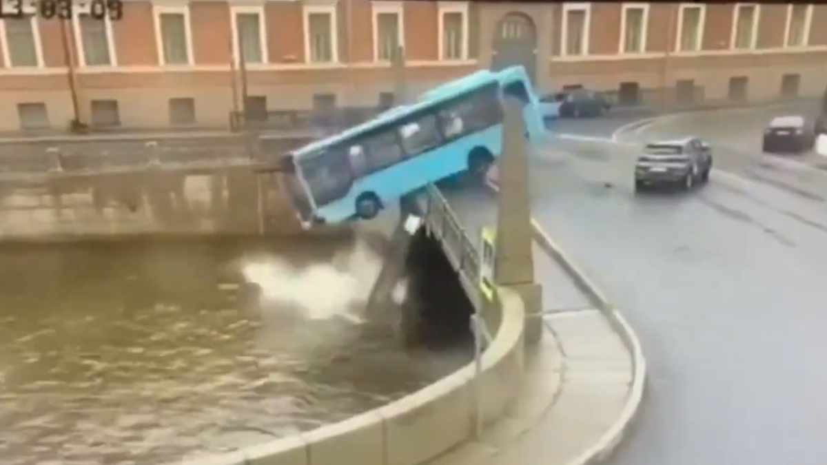 El vehicle precipitant-se a l'aigua