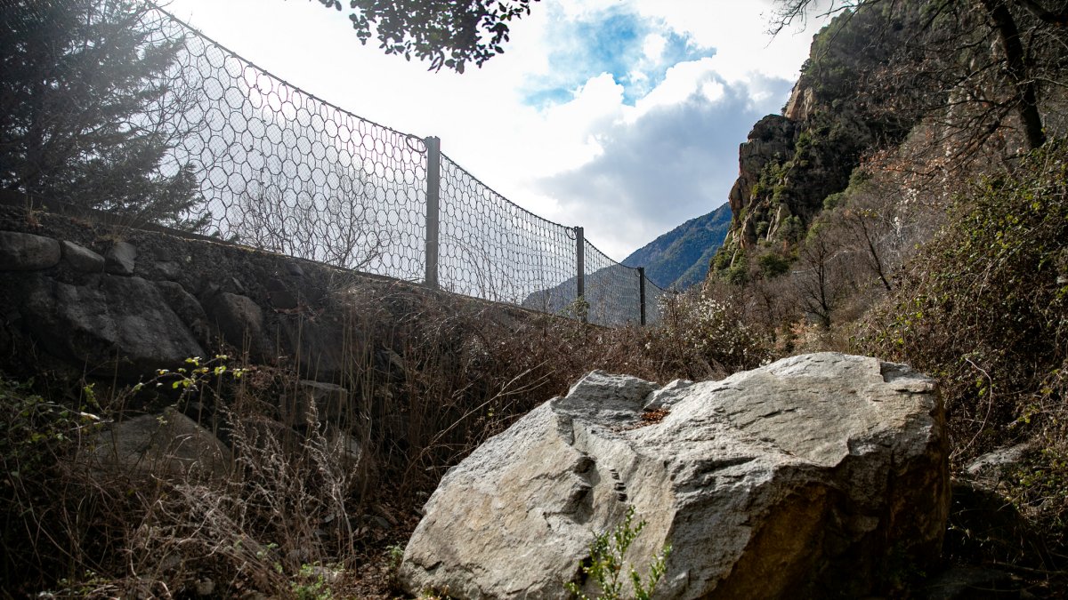 Un roc caigut a la Solana d’Andorra la Vella.